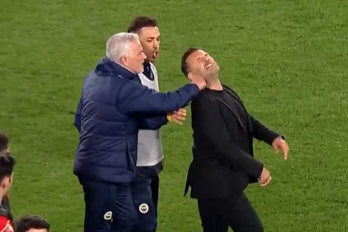 Il gesto di Mourinho nel derby di Istanbul