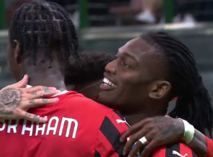 Leao e Abraham si abbracciano nel derby Milan-Inter