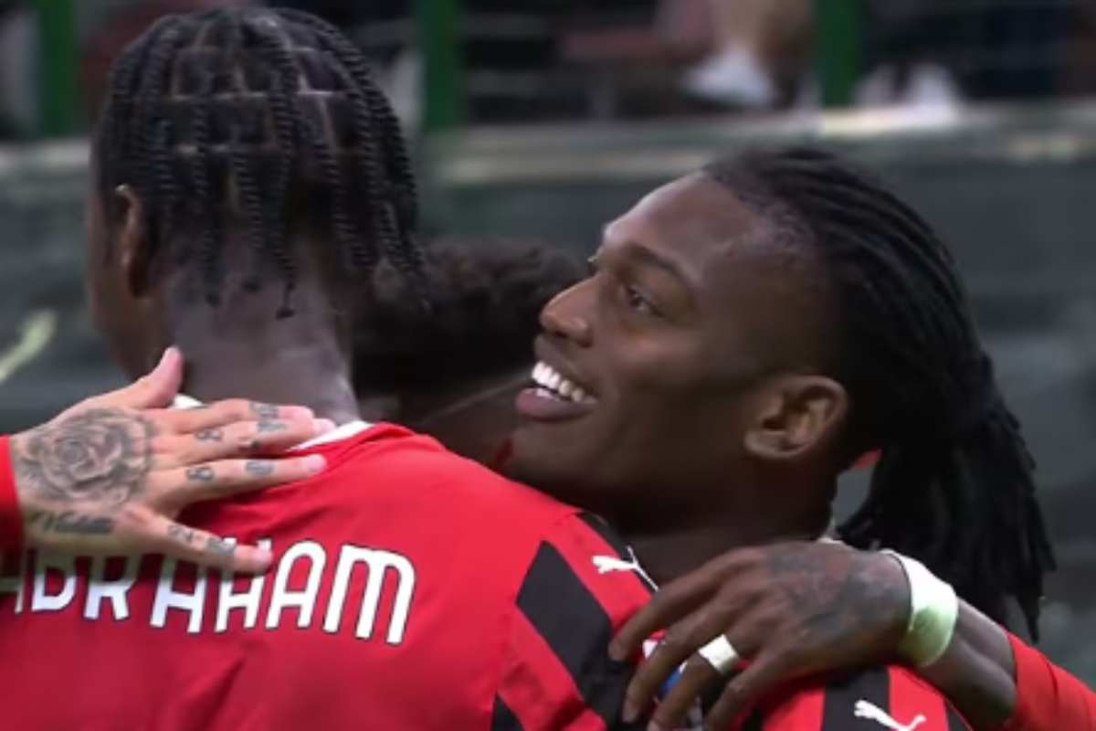 Leao e Abraham si abbracciano nel derby Milan-Inter