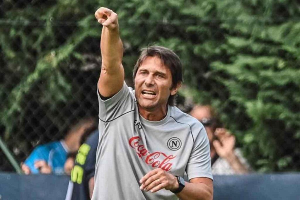 Antonio Conte dà indicazioni alla sua squadra