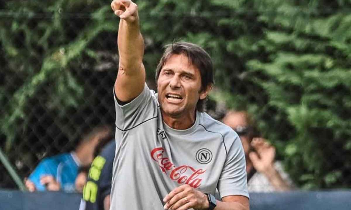 Antonio Conte dà indicazioni alla sua squadra