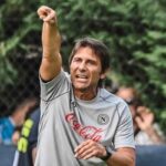 Antonio Conte dà indicazioni alla sua squadra