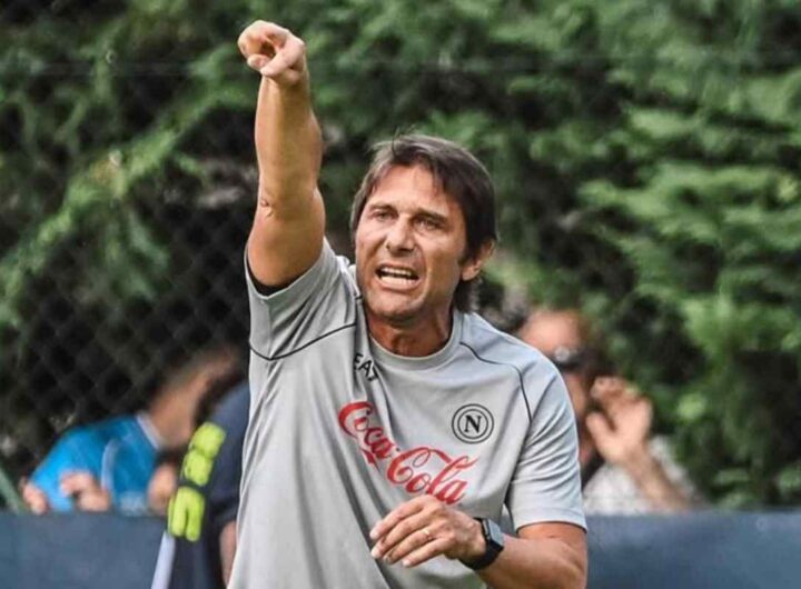 Antonio Conte dà indicazioni alla sua squadra