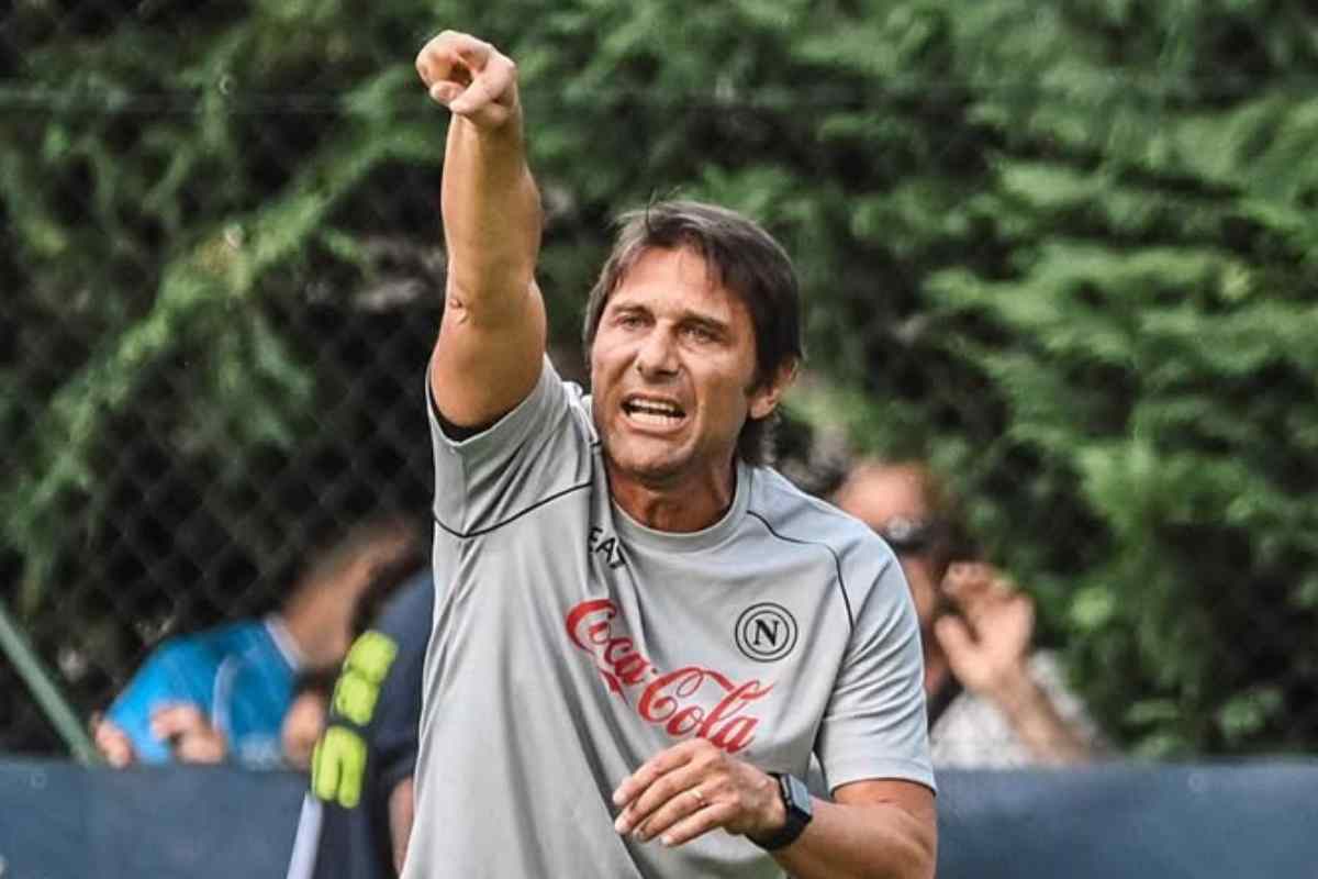 Antonio Conte dà indicazioni alla sua squadra