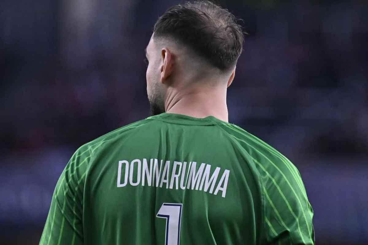 Gigio Donnarumma di spalle