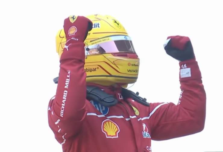 Lewis Hamilton esulta