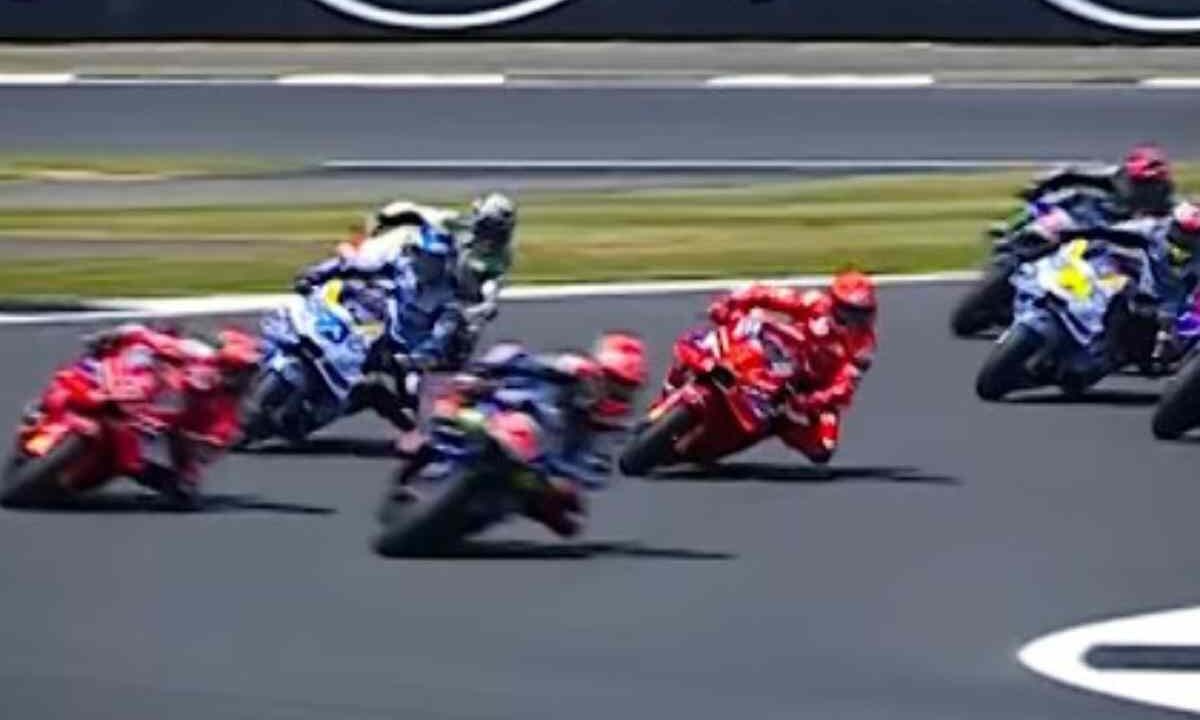 Piloti in pista nella gara di MotoGP