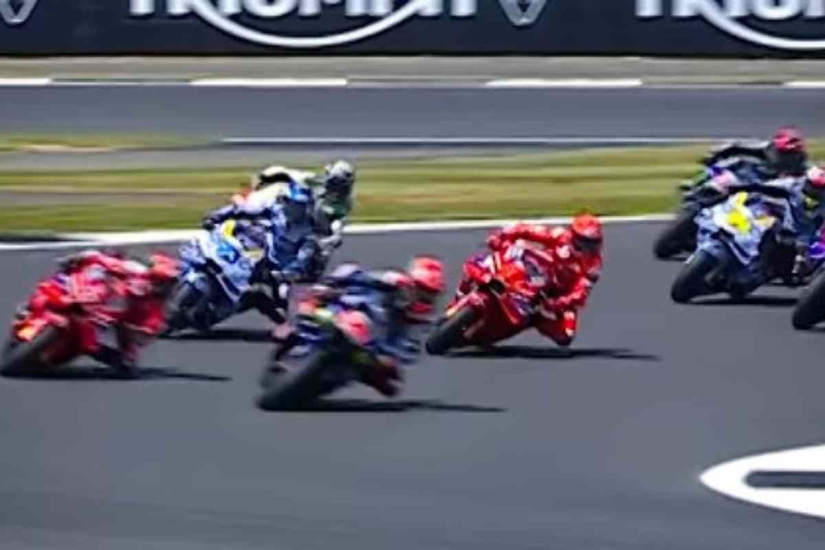 Piloti in pista nella gara di MotoGP