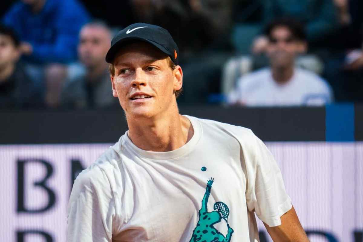 Jannik Sinner sorride in campo