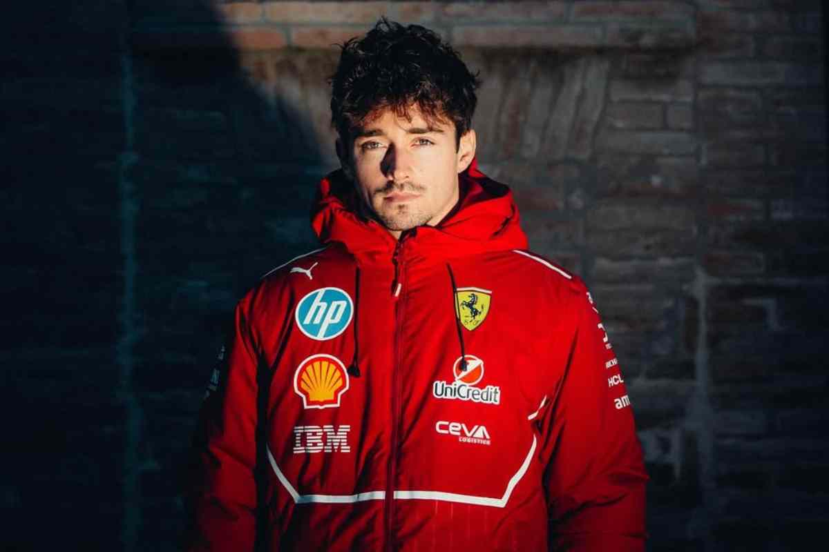 Charles Leclerc con la tuta Ferrari