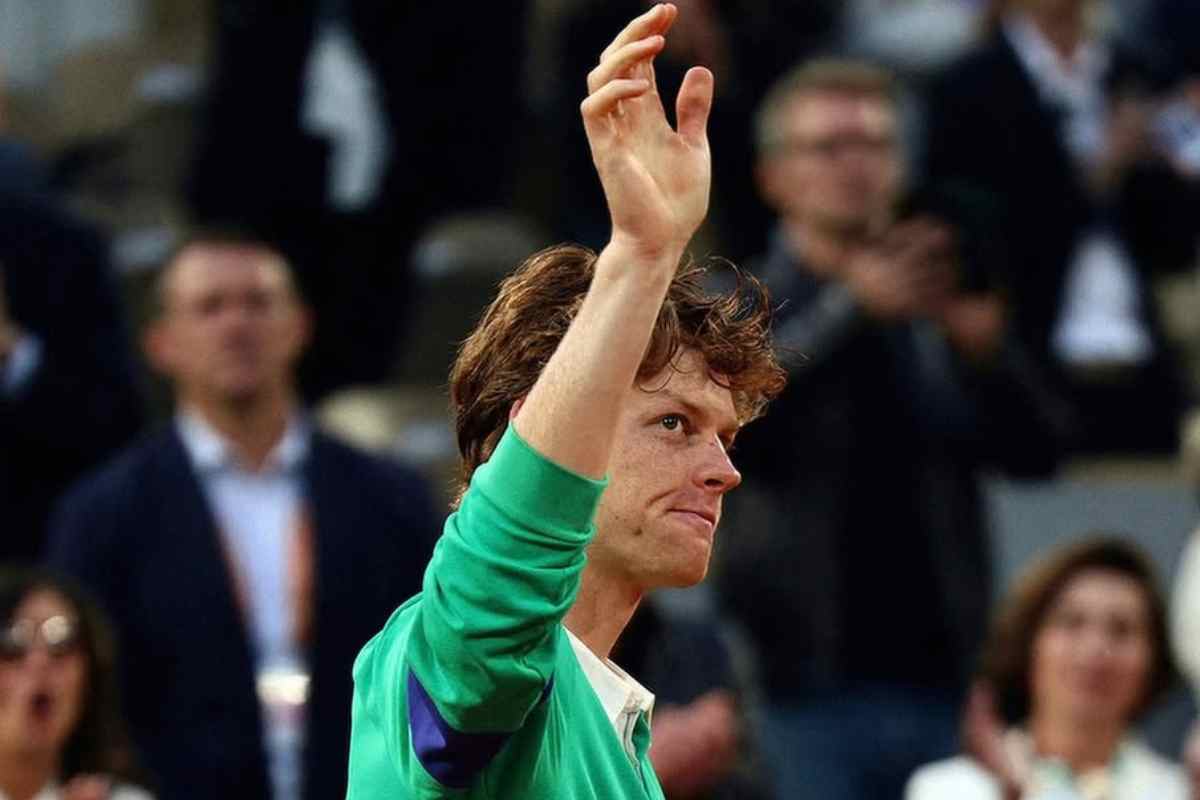 Jannik Sinner saluta il pubblico