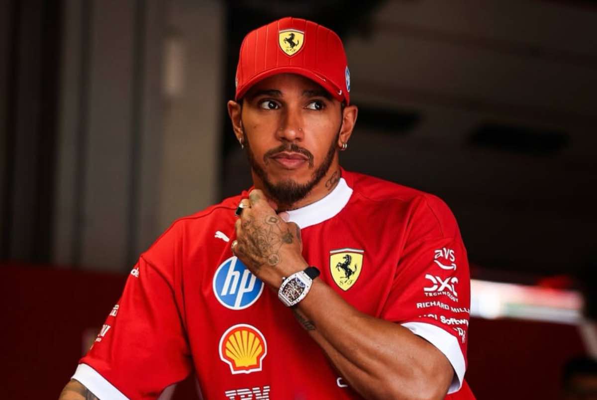 Lewis Hamilton abbandonato