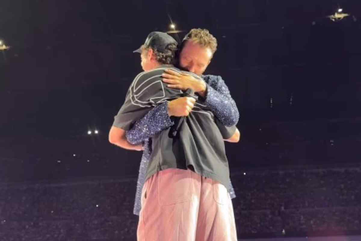 Valentino Rossi abbraccia Cesare Cremonini sul palco di San Siro