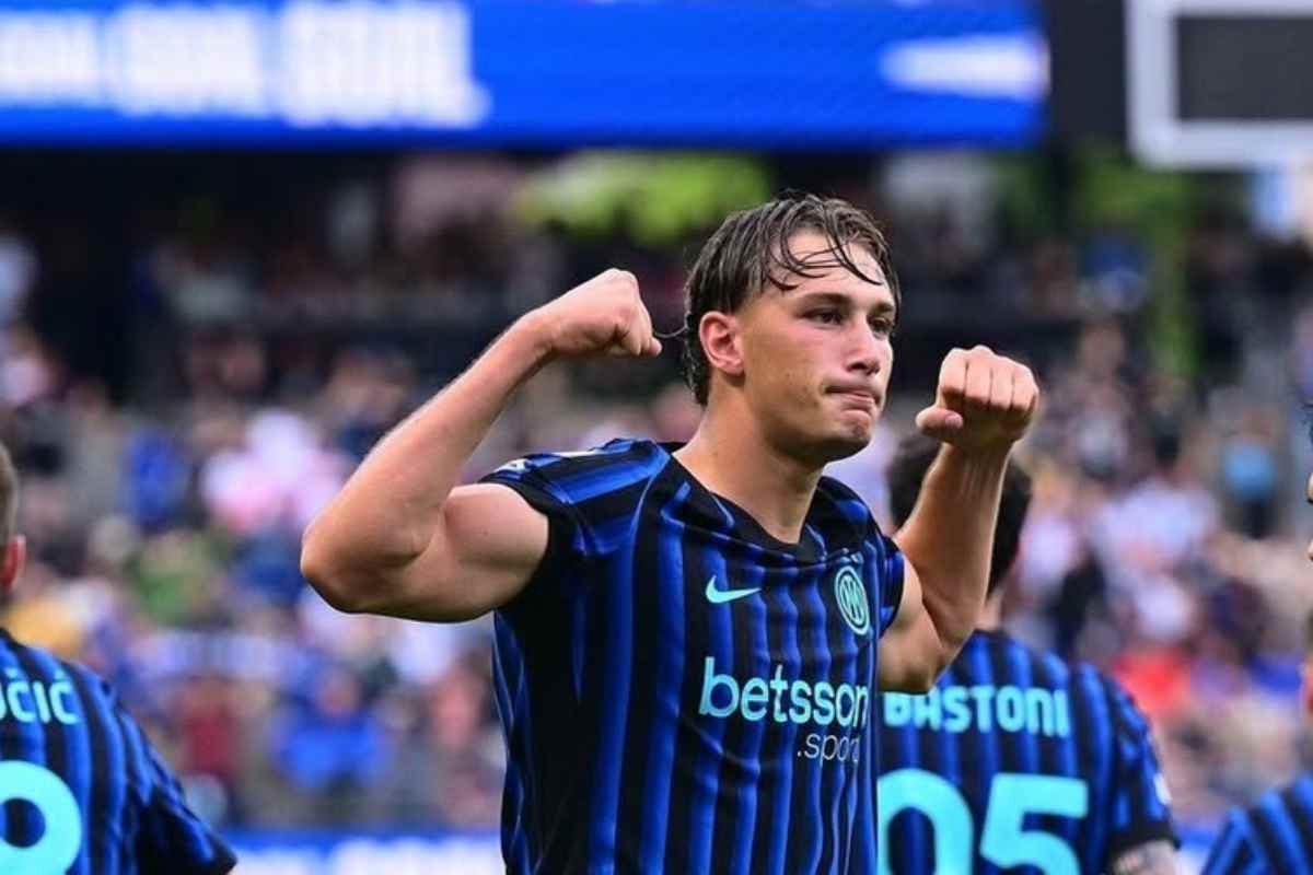 Francesco Pio Esposito esulta dopo un gol con l'Inter