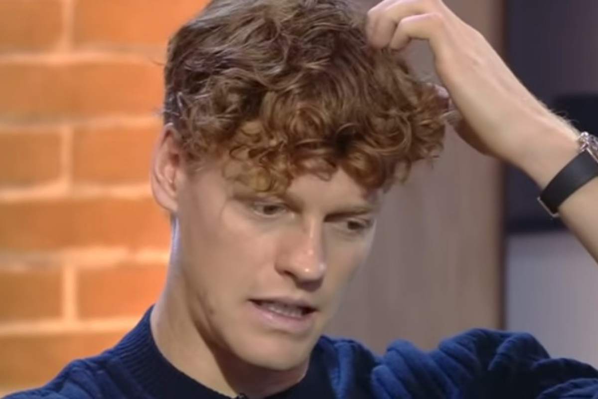 Jannik Sinner con lo sguardo rivolto verso il basso