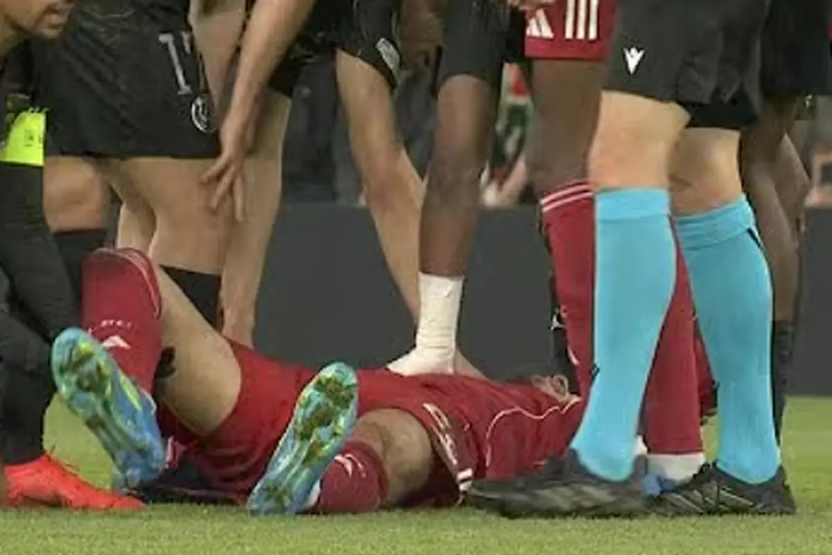 Ekitike a terra dopo l'infortunio