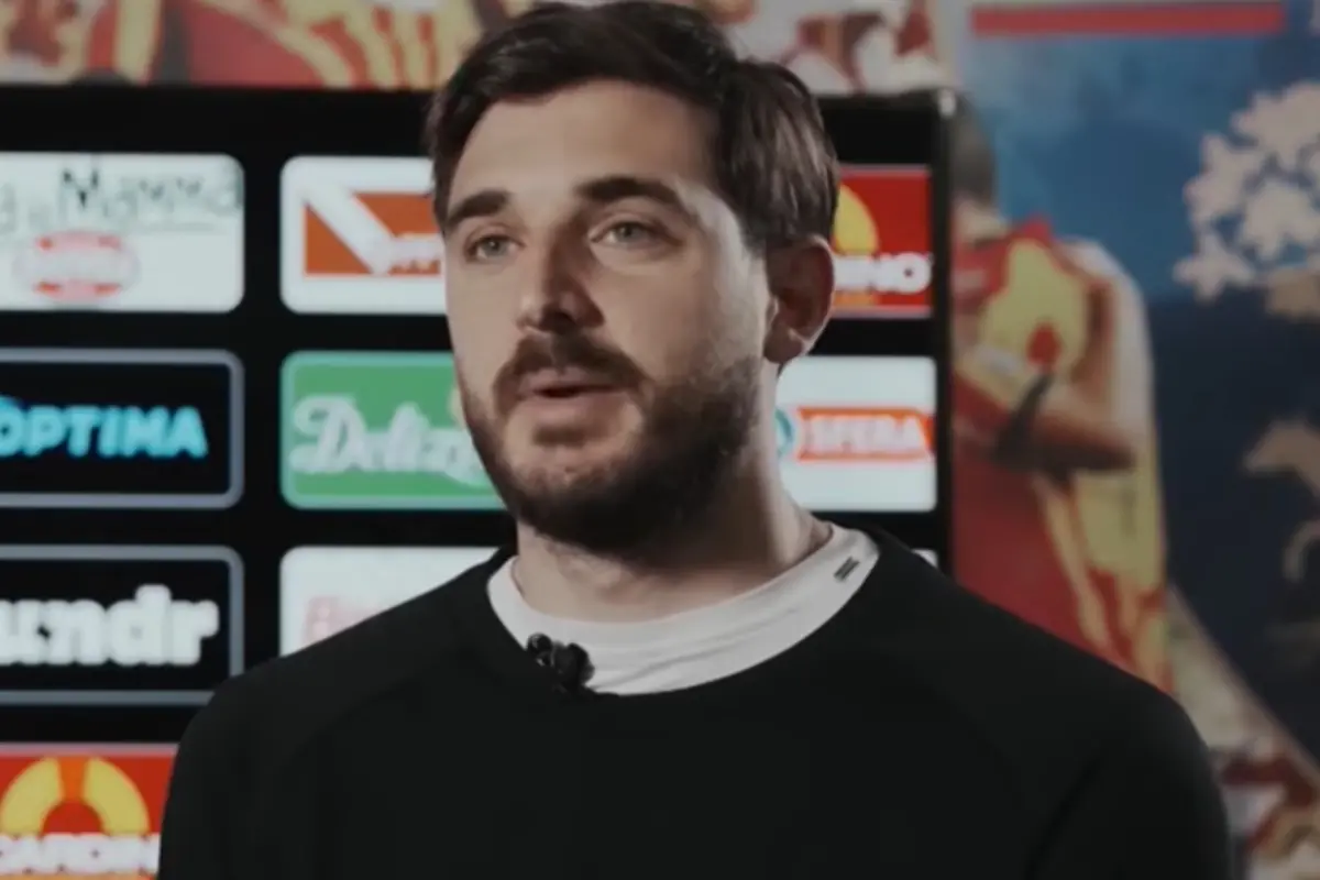 Wladimiro Falcone, portiere del Lecce, durante un'intervista