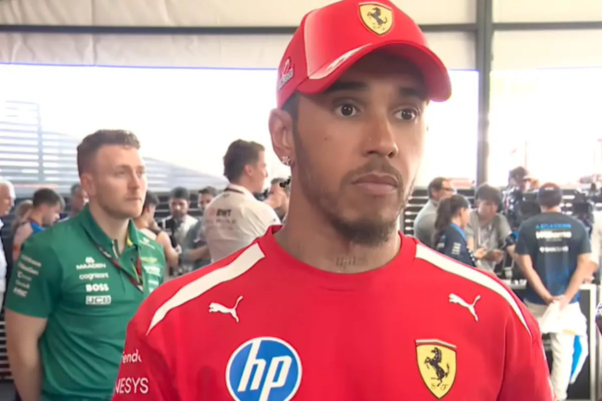 Lewis Hamilton risponde ai giornalisti dopo una gara