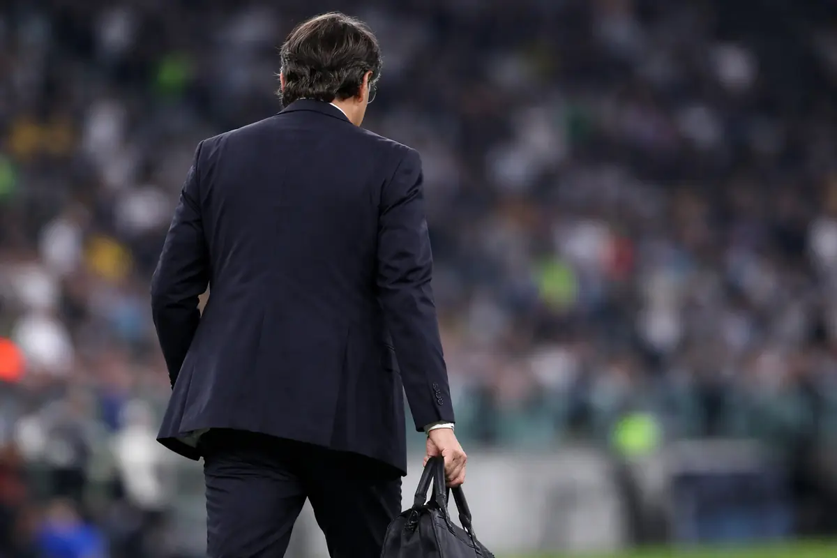 Simone Inzaghi con la valigia in mano