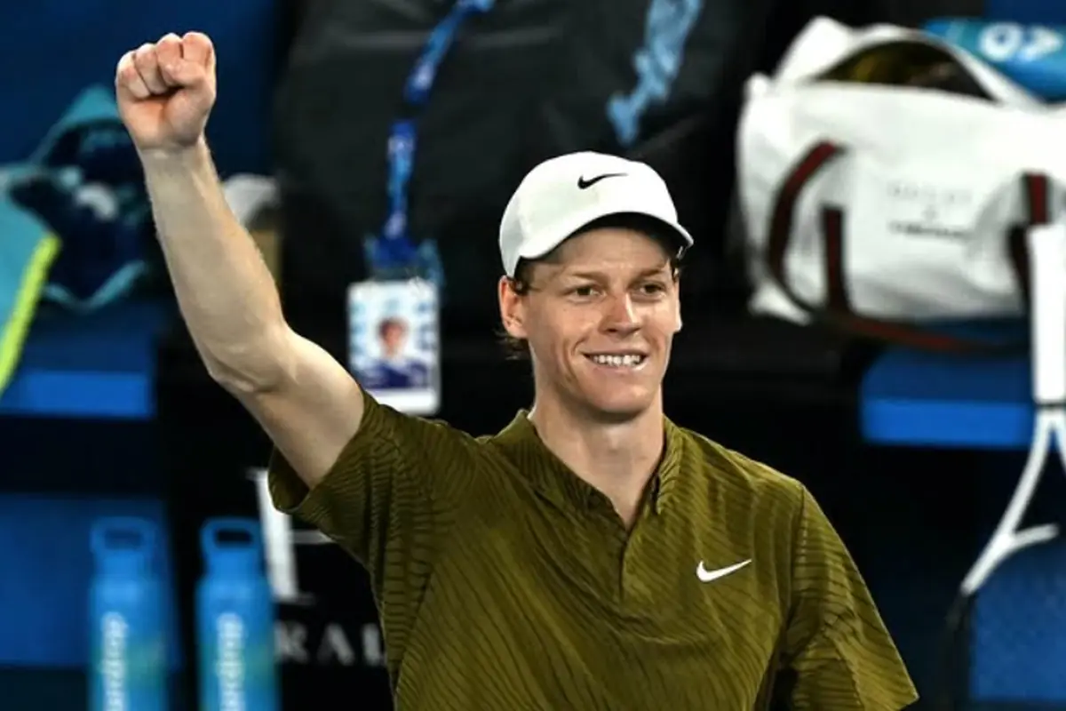 Sinner festeggia dopo una vittoria